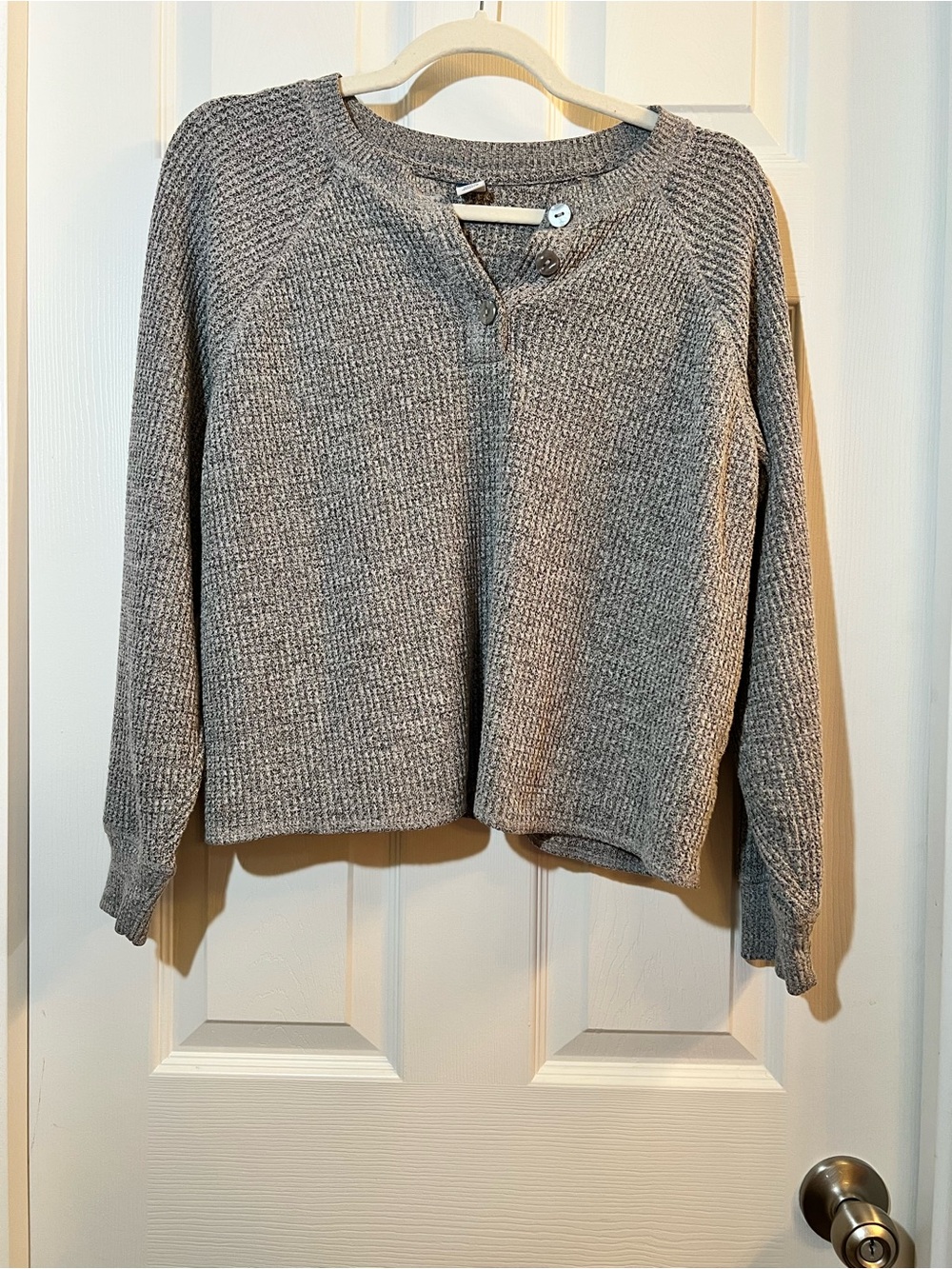 🦋 Old Navy Light Gray Waffle-Knit Crew top size medium